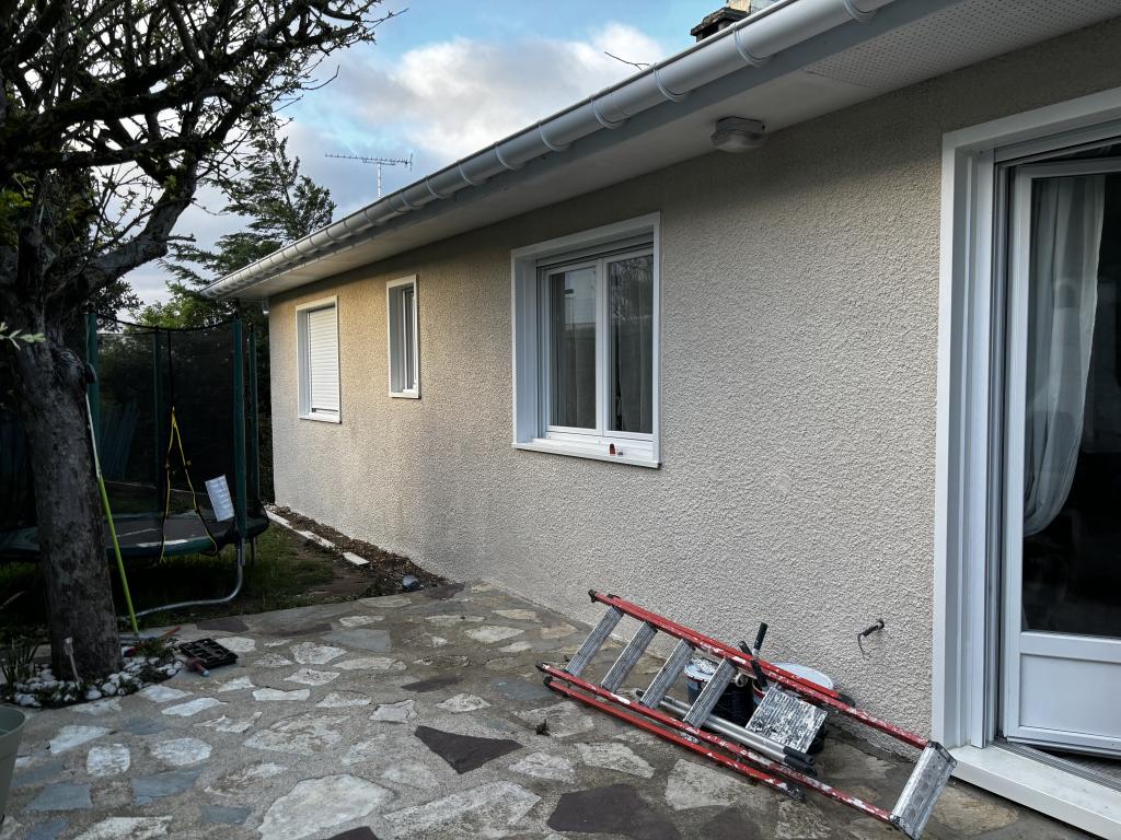 gevel huis gebroken wit crème